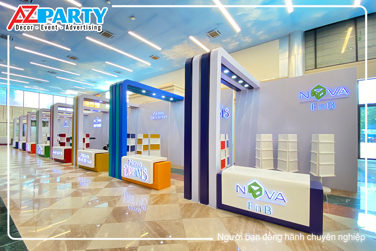 cận cảnh 8 booth bên trái sân khấu với các tone màu chủ đạo như: cam, xanh, đỏ
