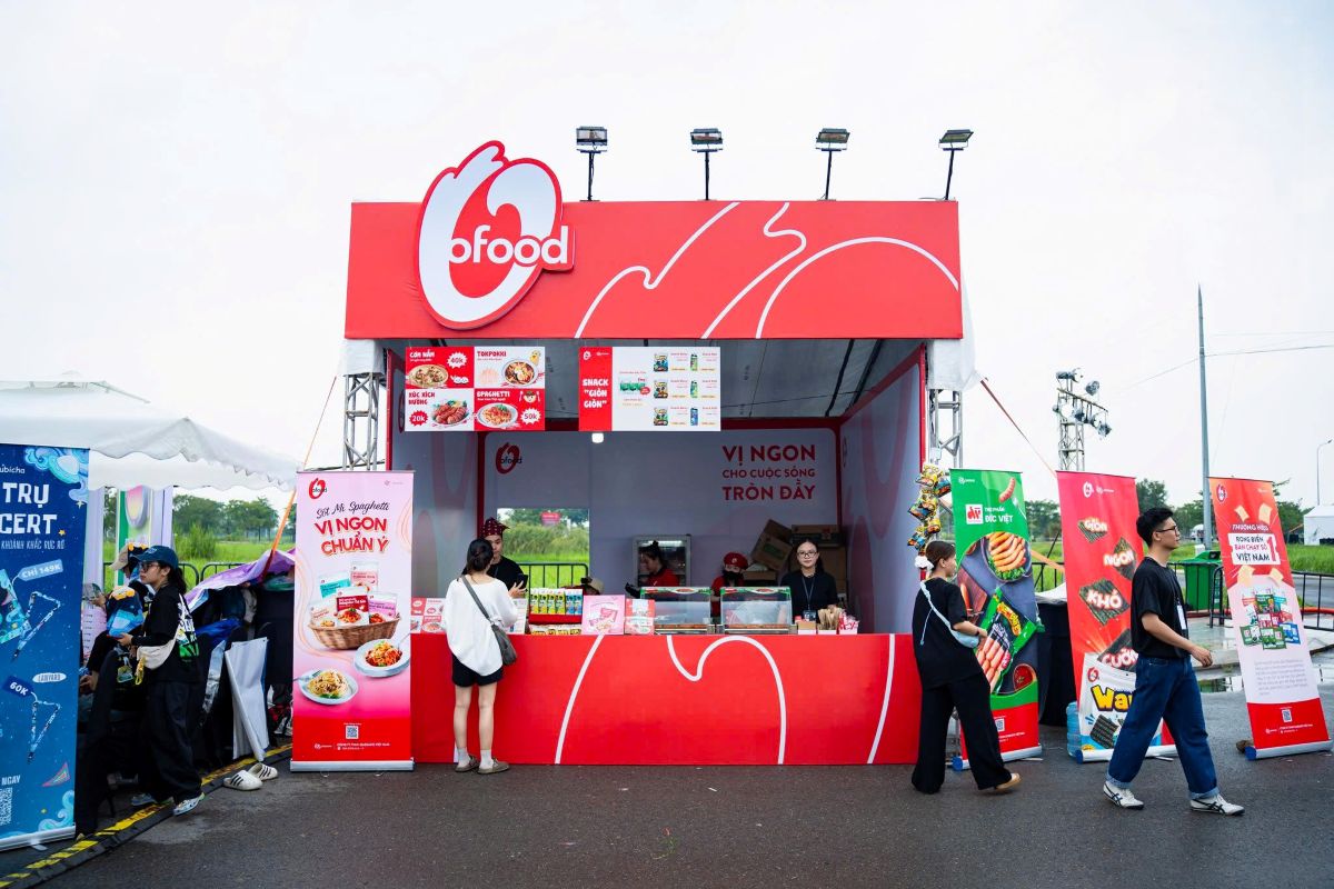 Toàn cảnh booth Ofood tại Concert Em Xinh Say Hi với tone mà đỏ
