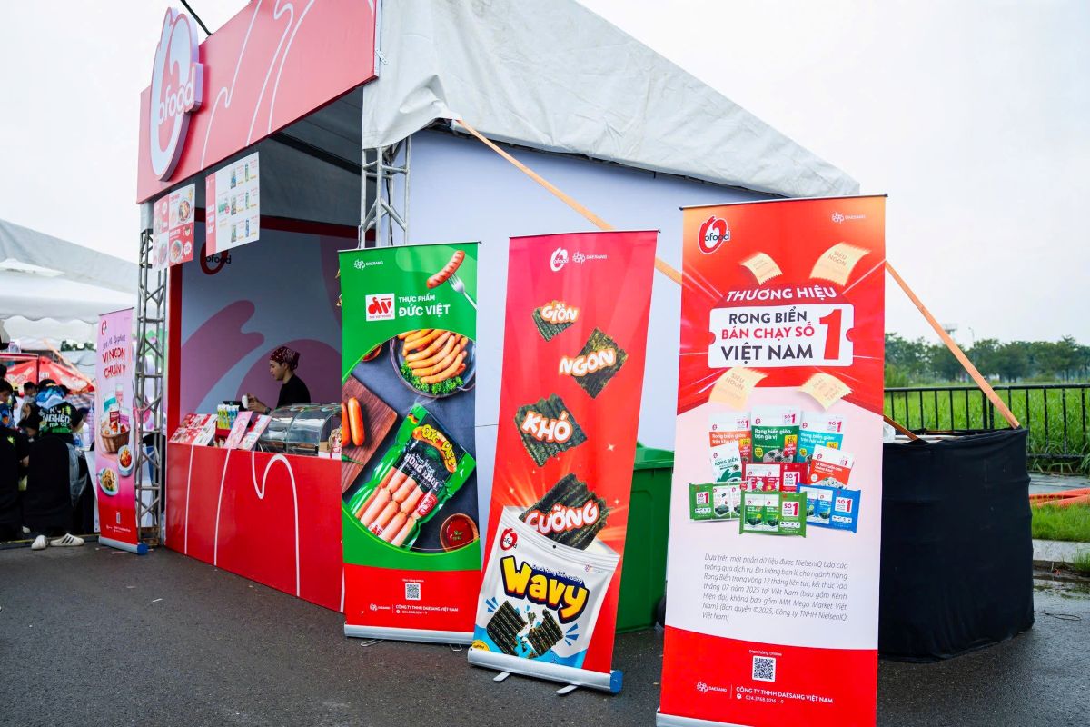 Góc bên phải tại booth Ofood với standee giới thiệu các sản phẩm của thương hiệu