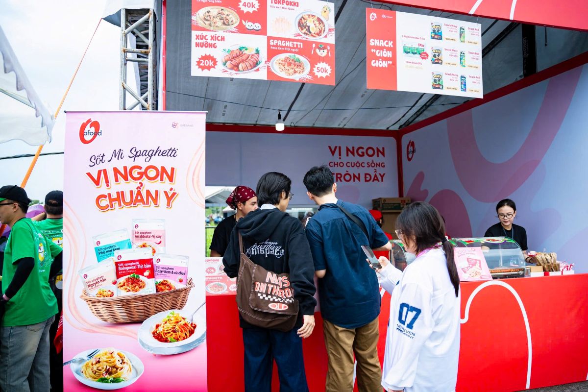 Khách tham quan ghé thăm booth