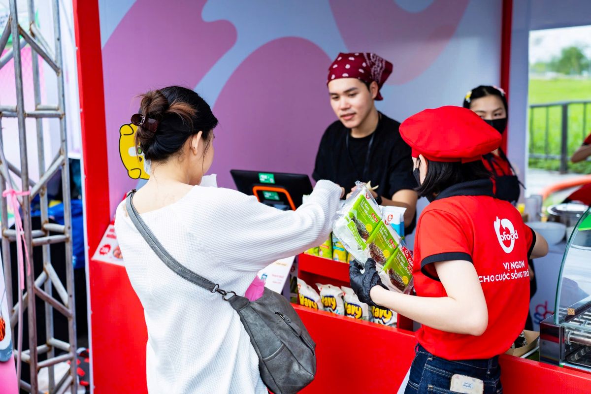 Nhân viên đứng booth và người tham quan ghé booth