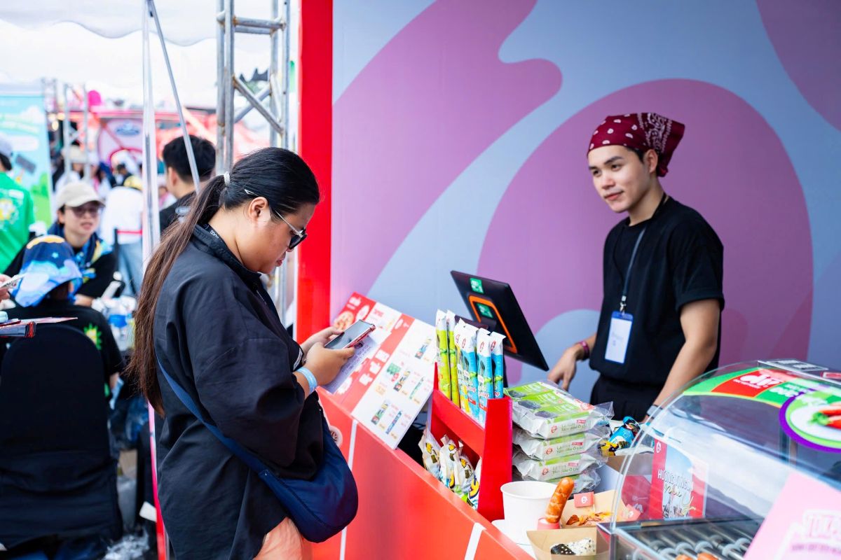 Nhân viên và khách tham quan tại booth Ofood