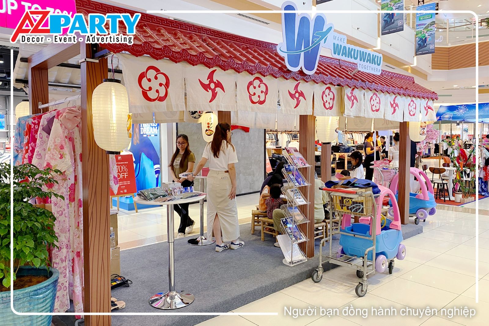 khách ghé thăm và trải nghiệm các trò chơi tại booth