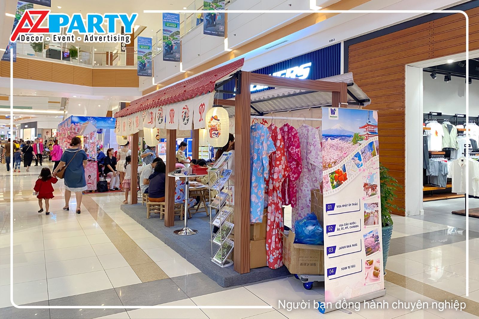 góc chụp bên hông của booth, có standee để giới thiệu thông tin