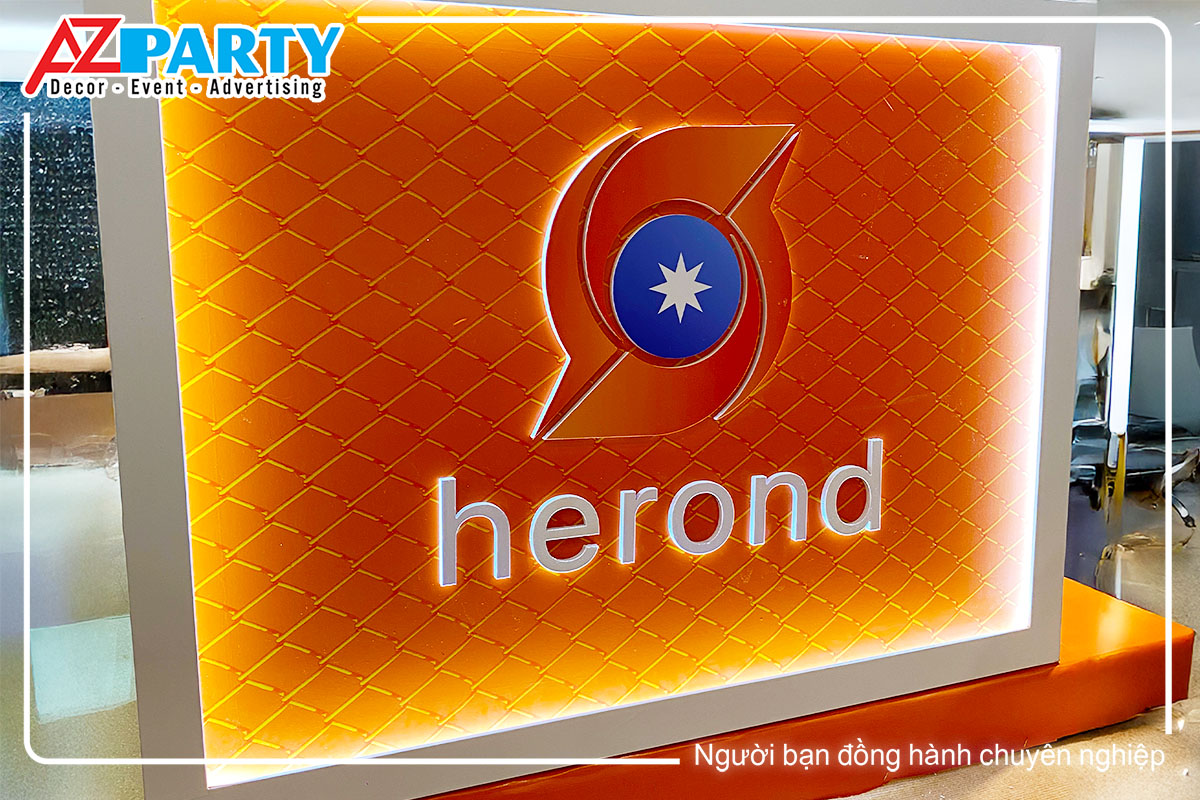 Logo thương hiệu herond trang trí tại quầy tư vấn, với chữ màu trắng và nền cam