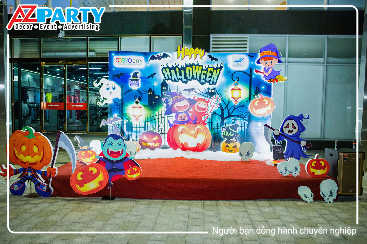 sân khấu Halloween tại Cosmo City được trang triv bằng nững con ma và bí ngô