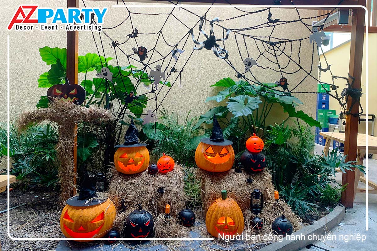 Tiểu cảnh halloween tại nhà hàng Sỏi Thái, decor với hình ảnh quả bí ngô vàng và đen
