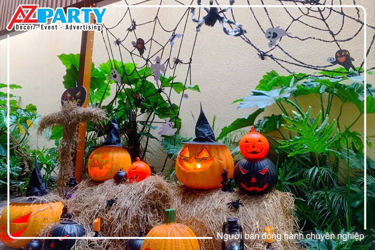 cận cảnh quả bí ngô vàng, mạng nhện 