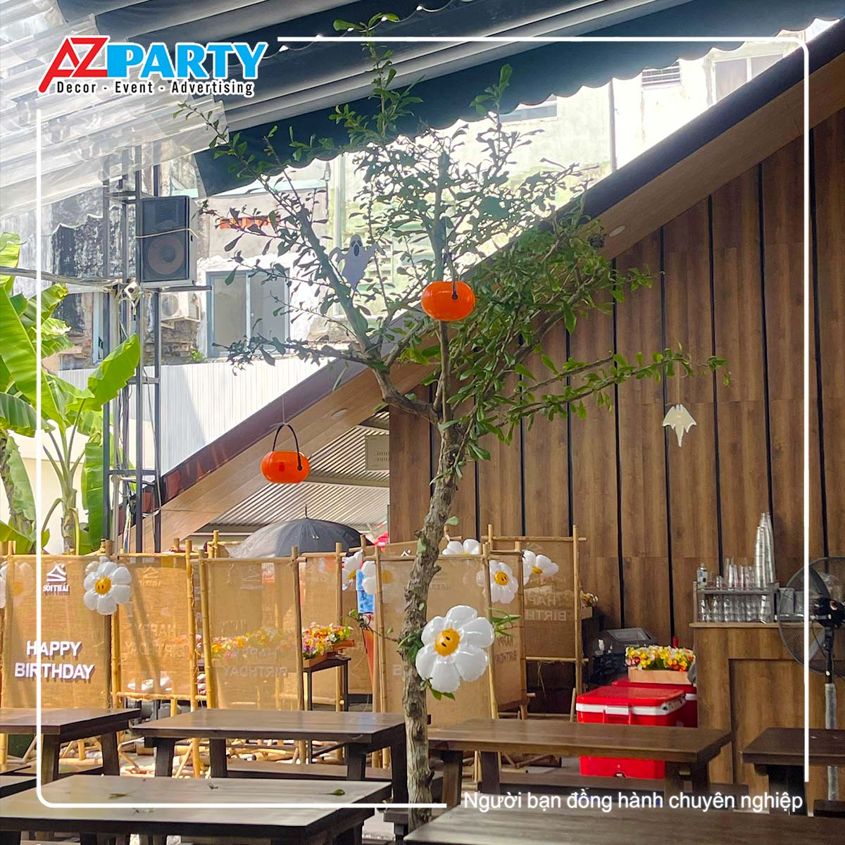 trang trí phụ kiện halloween trên cây