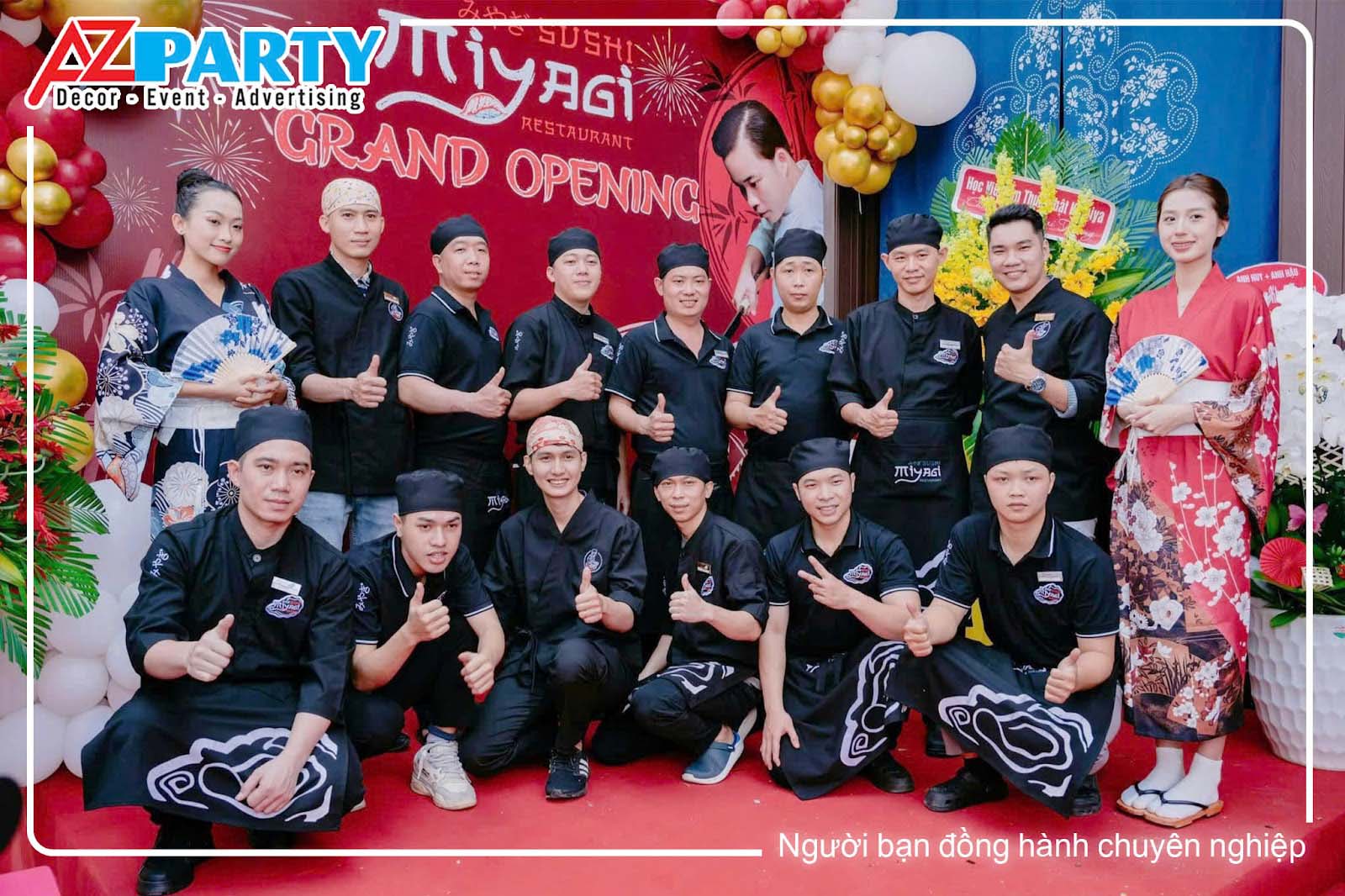 Mọi người checkin cùng backdrop khai trương 