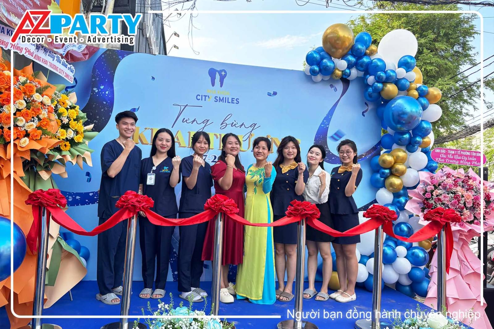 Khách checkin trước backdrop 