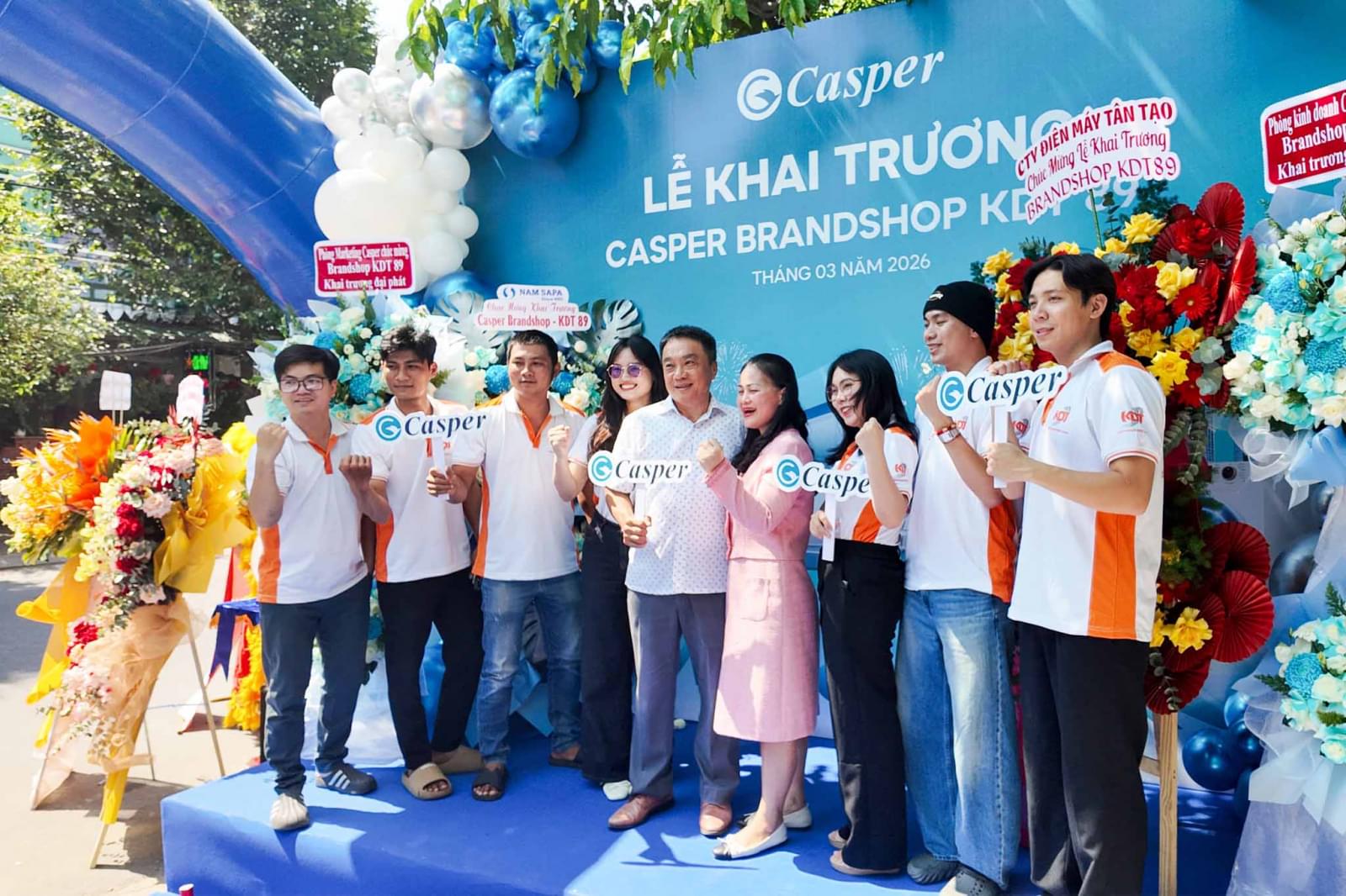 Mọi người checkin trên backdrop trong buổi lễ khai trương Casper Brandshop KDT 89 Tại TPHCM