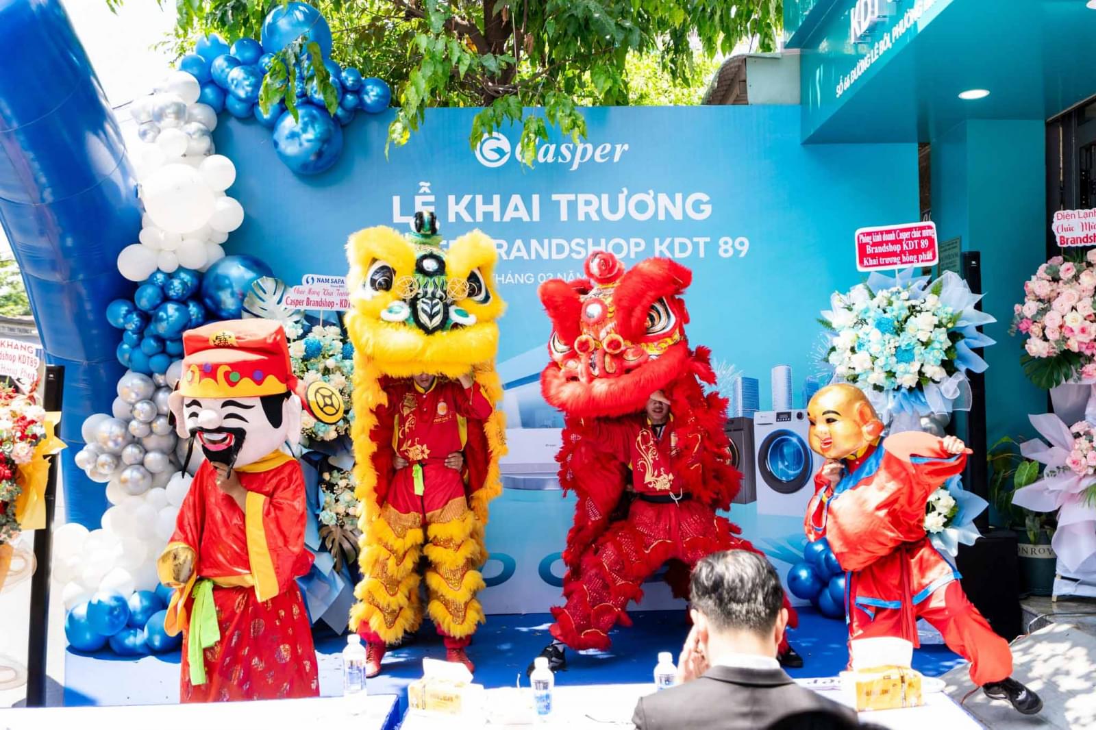 Múa lân sư rồng sôi động tại lễ khai trương Casper Brandshop KDT 89 