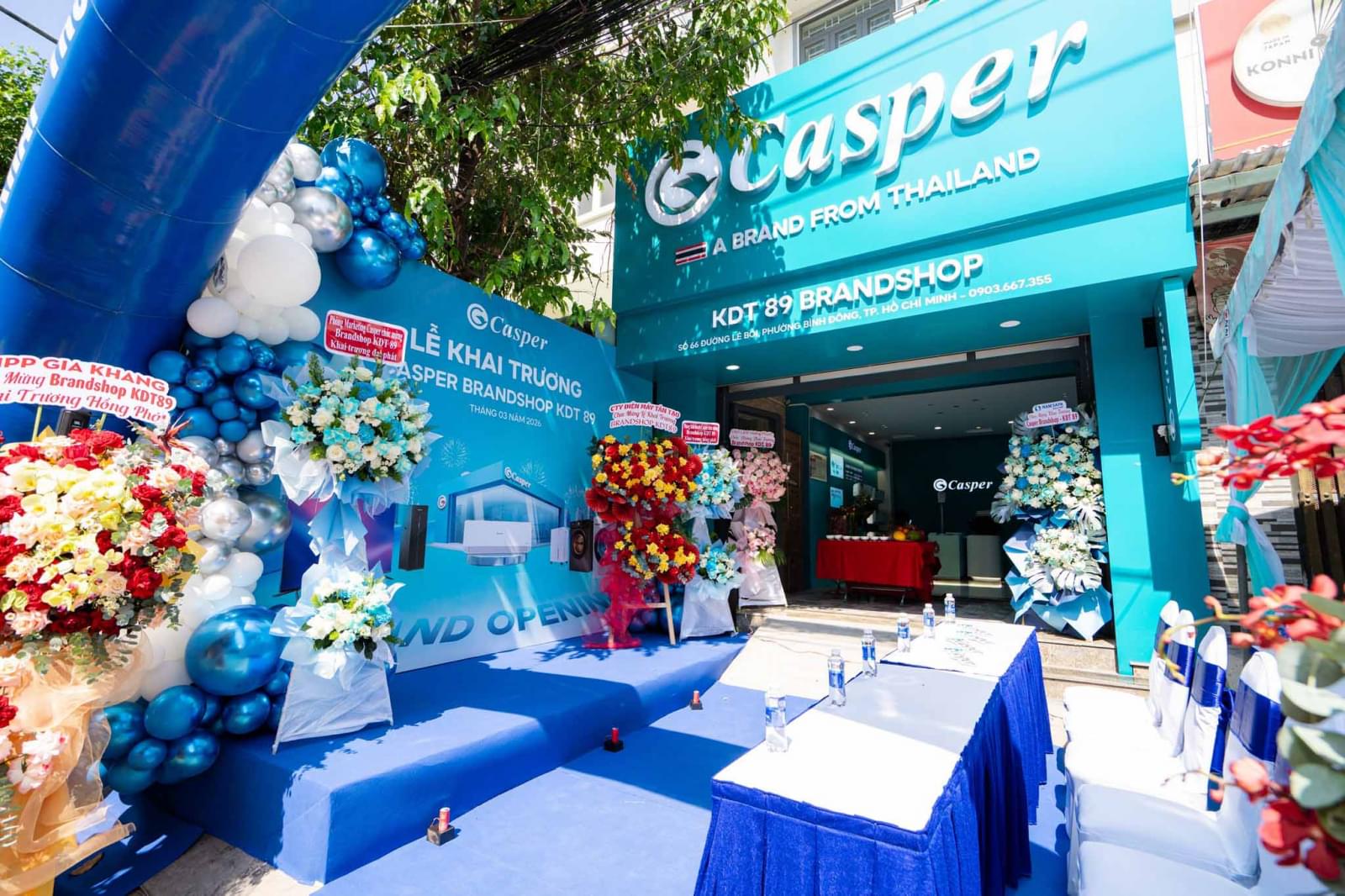 Trang trí không gian sự kiện khai trương với backdrop, cổng hơi, bàn ghế sự kiện 