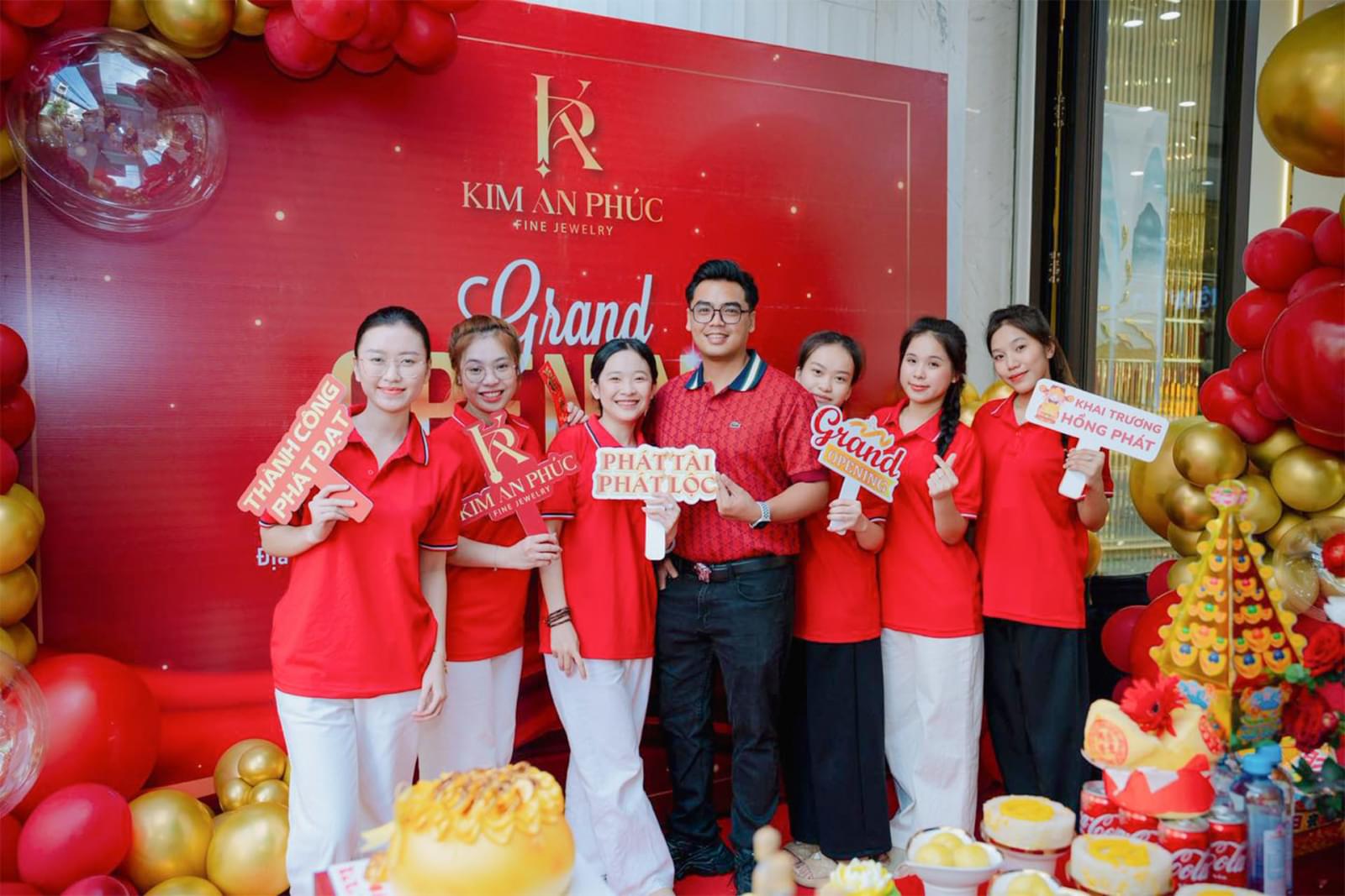 Mọi người checkin cùng backdrop khai trương tone đỏ rực rỡ 