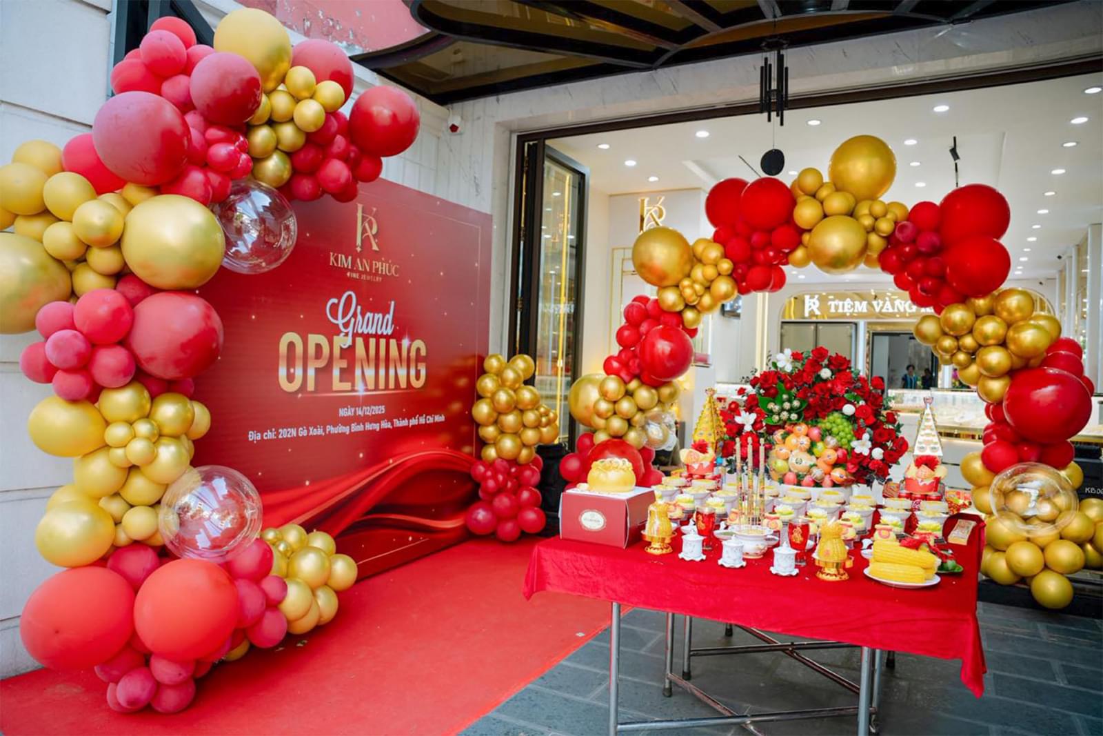 Backdrop và cổng bóng khai trương tone đỏ gold sang trọng