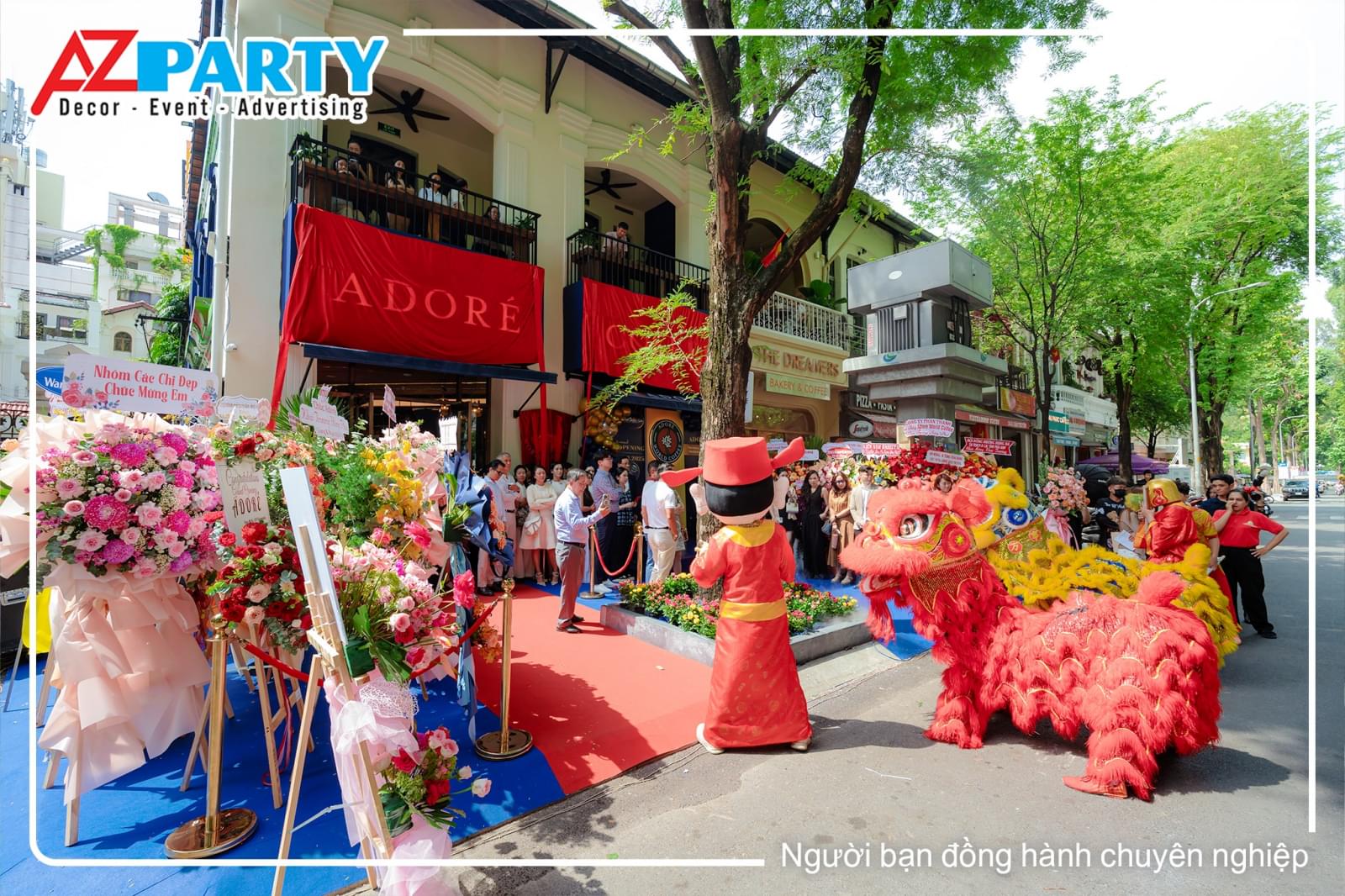 Không khí sôi động của buổi lễ 