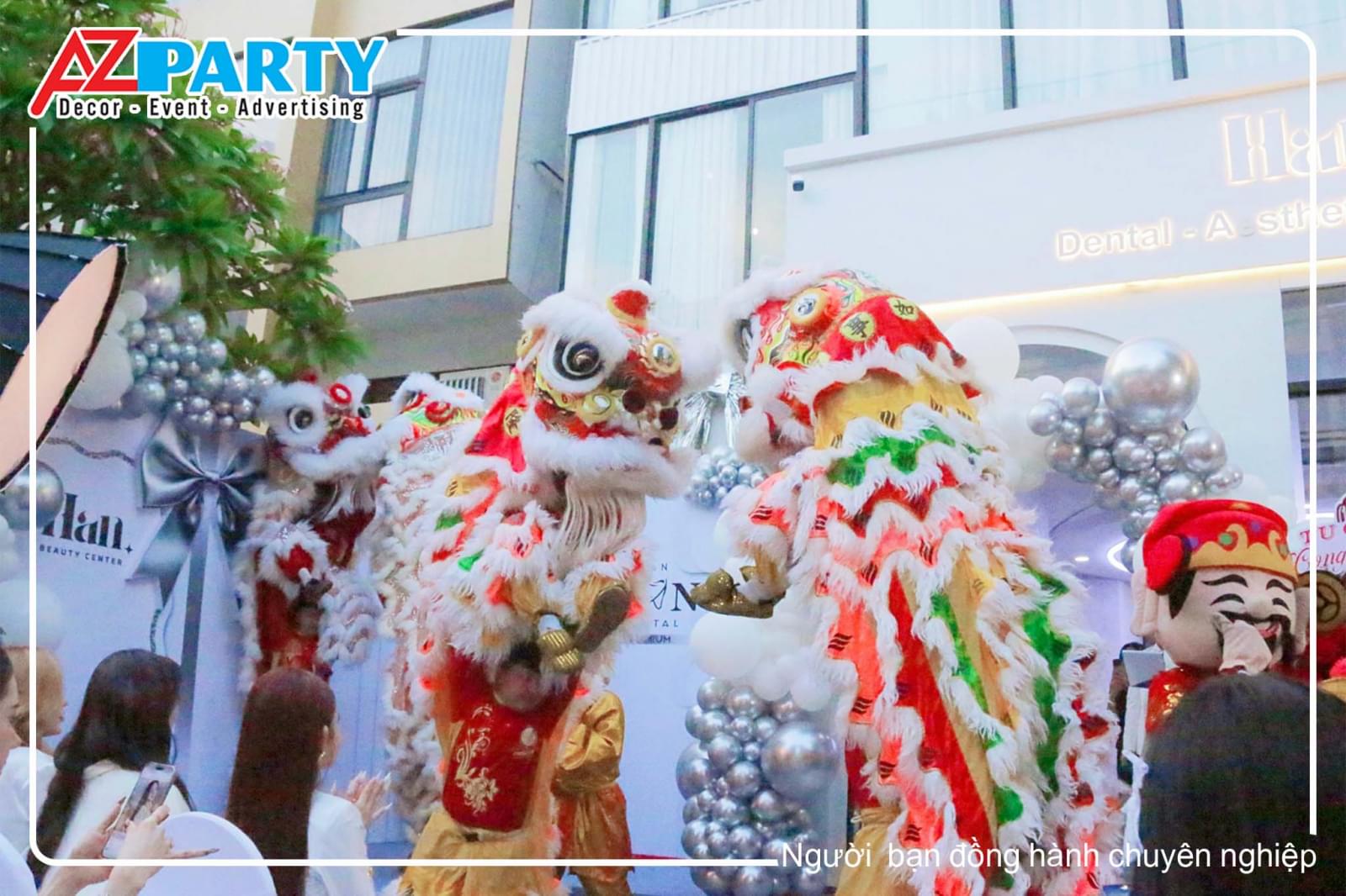 Múa lân trong lễ khai trương 