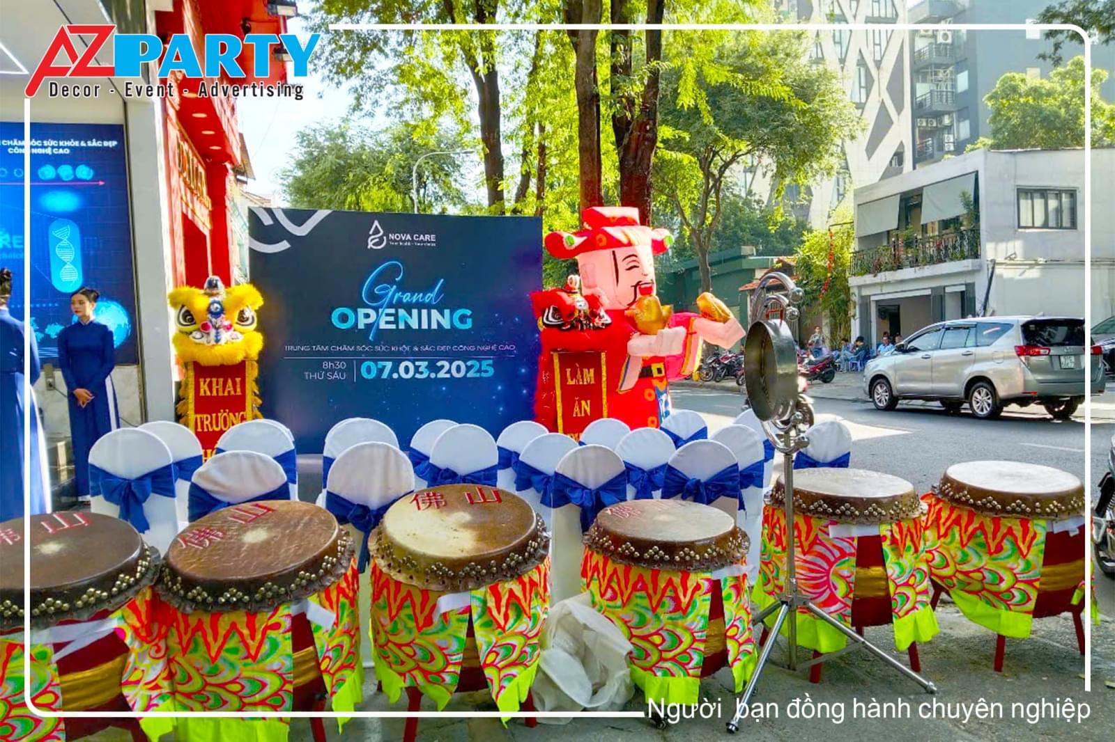 Set up sân khấu và bàn ghế đón khách