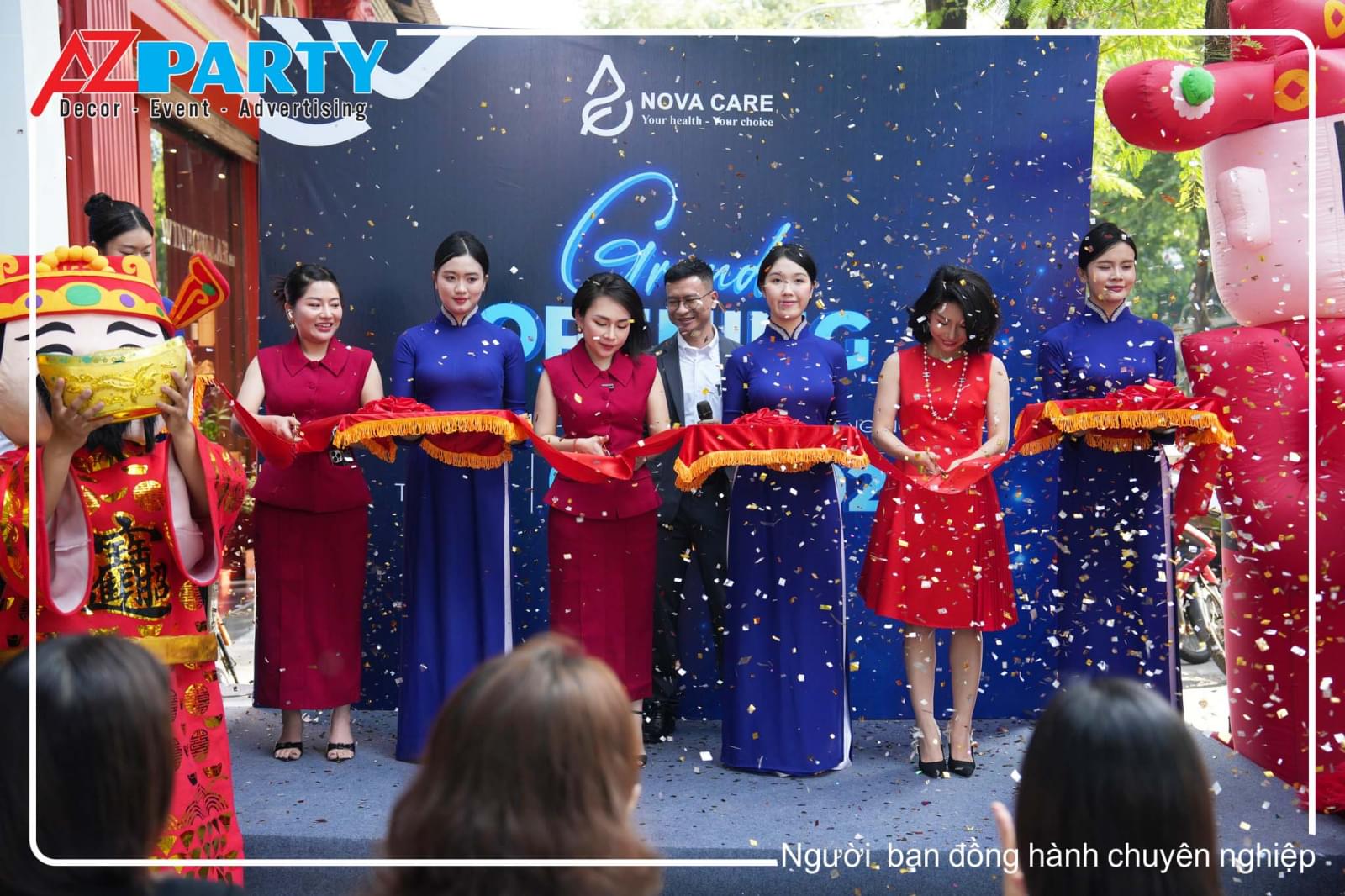 Cận cảnh nghi thức cắt băng khai trương Nova Care