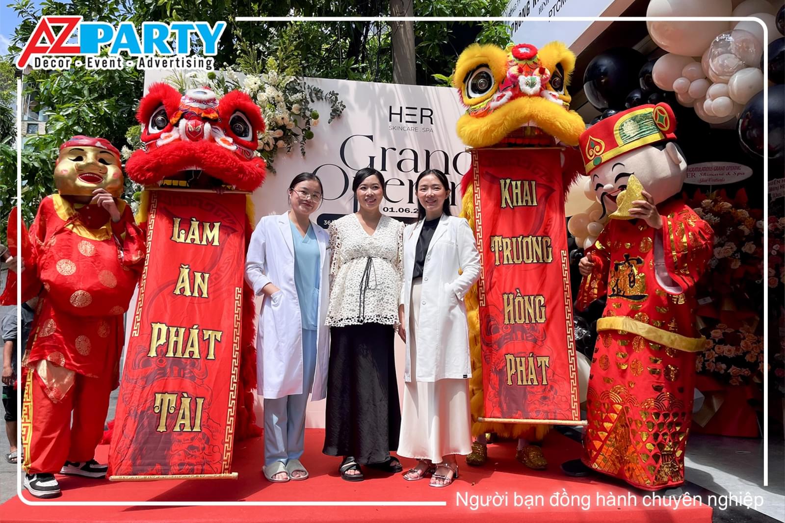 Nhân sự check in trên sân khấu