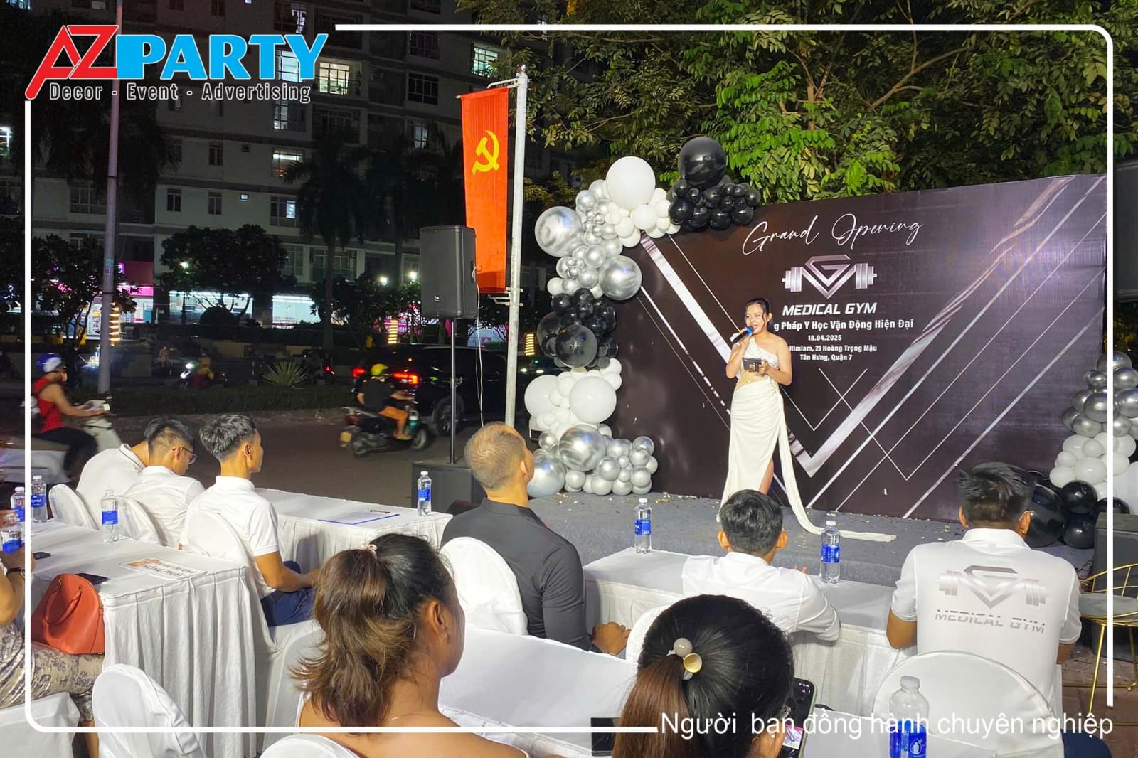 MC phát biểu trên sân khấu