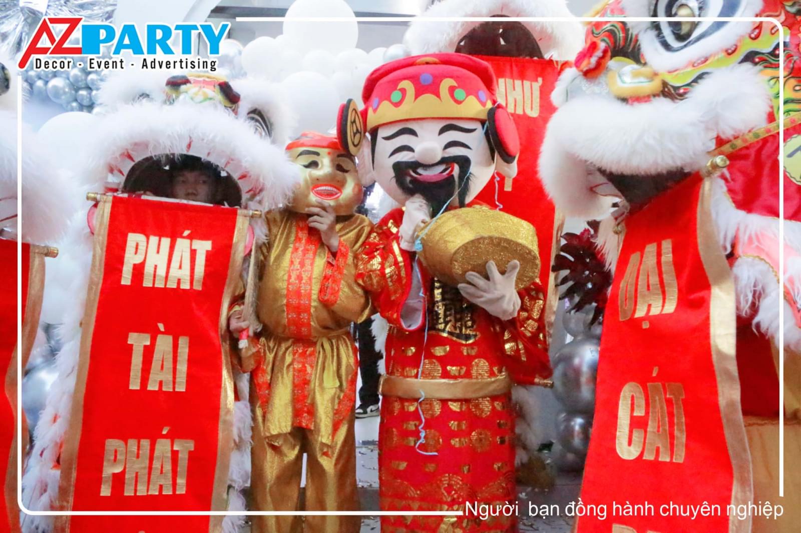 Ông địa và ông thần tài biểu diễn trong lễ khai trương 