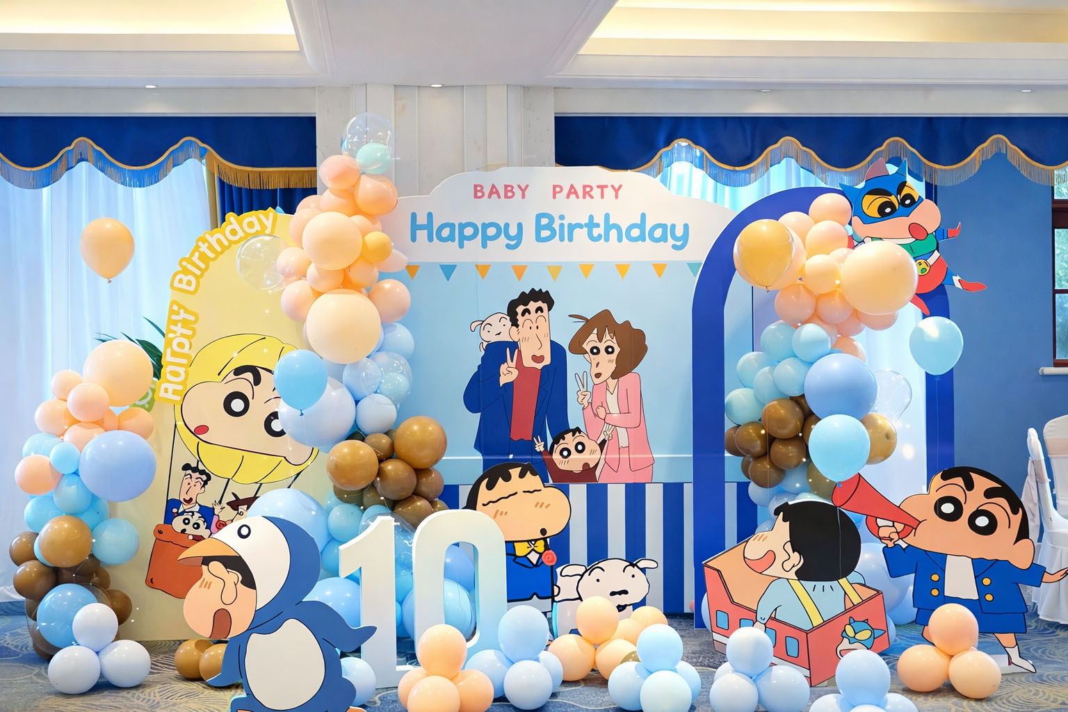 Backdrop sinh nhật chủ đề Shin cậu bé bút chì, tone xanh dương với mô hình nhân vật Shin, bóng bay xanh pastel