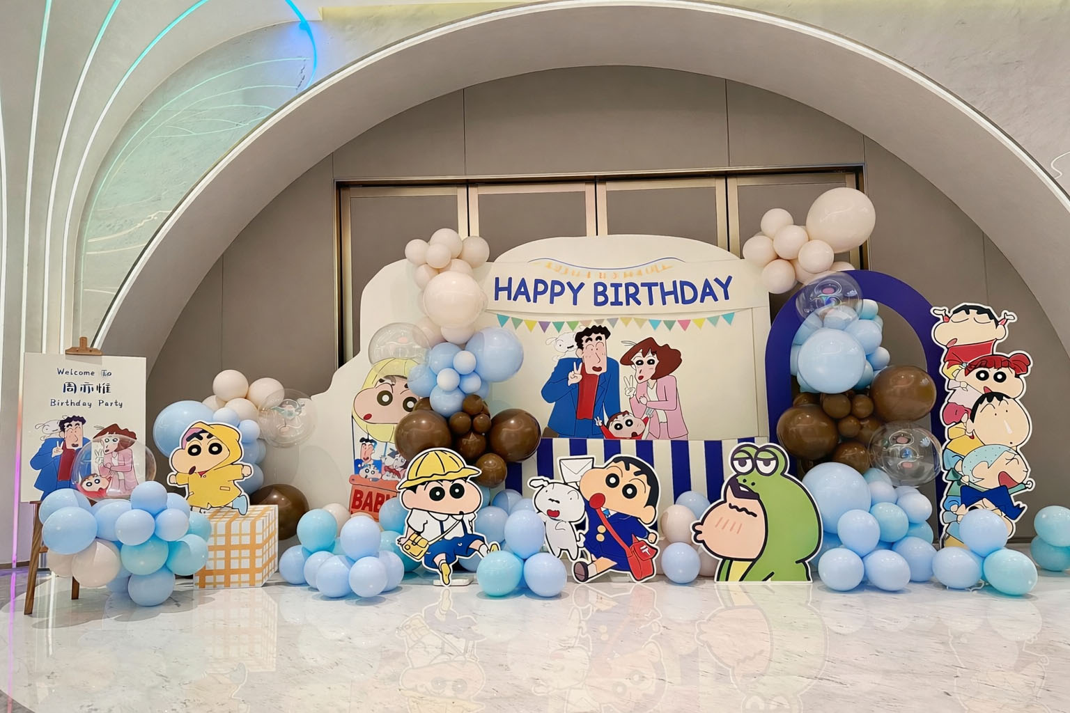 Backdrop sinh nhật chủ đề Shin cậu bé bút chì với mô hình nhân vật chibi dễ thương Shin, gia đình Nohara và viền bóng bay 