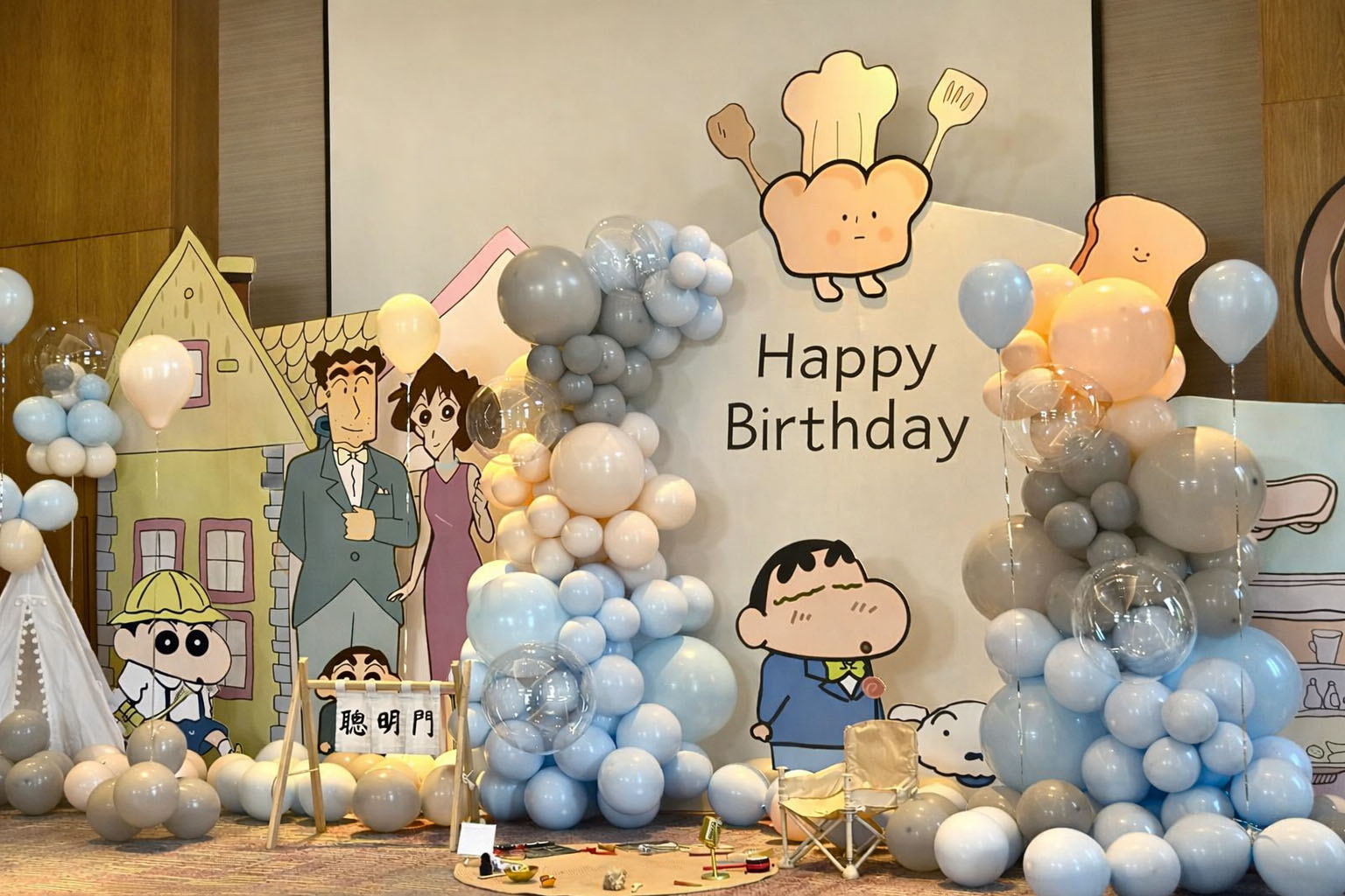 Backdrop sinh nhật chủ đề Shin cậu bé bút chì màu pastel nhẹ nhàng, trang trí mô hình gia đình Nohara và bóng bay xanh, xám trang trí