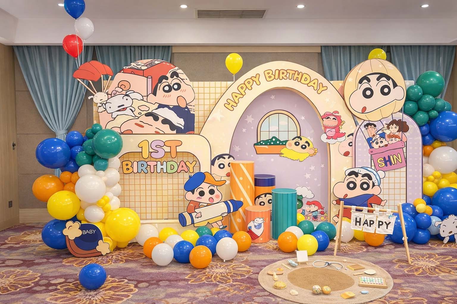 Backdrop sinh nhật 1 tuổi chủ đề Shin cậu bé bút chì với bảng 1st Birthday, mô hình nhân vật Shin và bóng bay nhiều màu