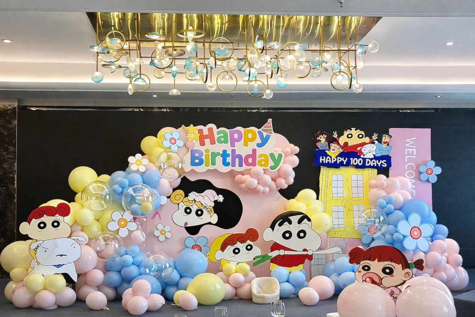 Backdrop sinh nhật shin bút chì màu hồng và xanh dương với mô hình shin và bé Hima đáng yêu