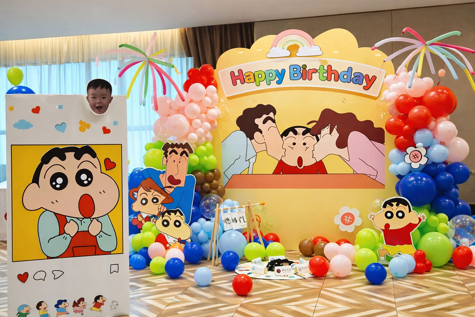 Mẫu backdrop sinh nhật gia đình shin bút chì cute với tone màu vàng rực rỡ