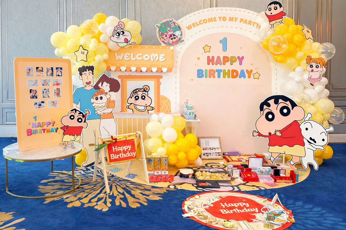 Backdrop sinh nhật 1 tuổi chủ đề Shin cậu bé bút chì với bảng 1 Happy Birthday, khu trưng bày ảnh và bóng bay vàng trắng