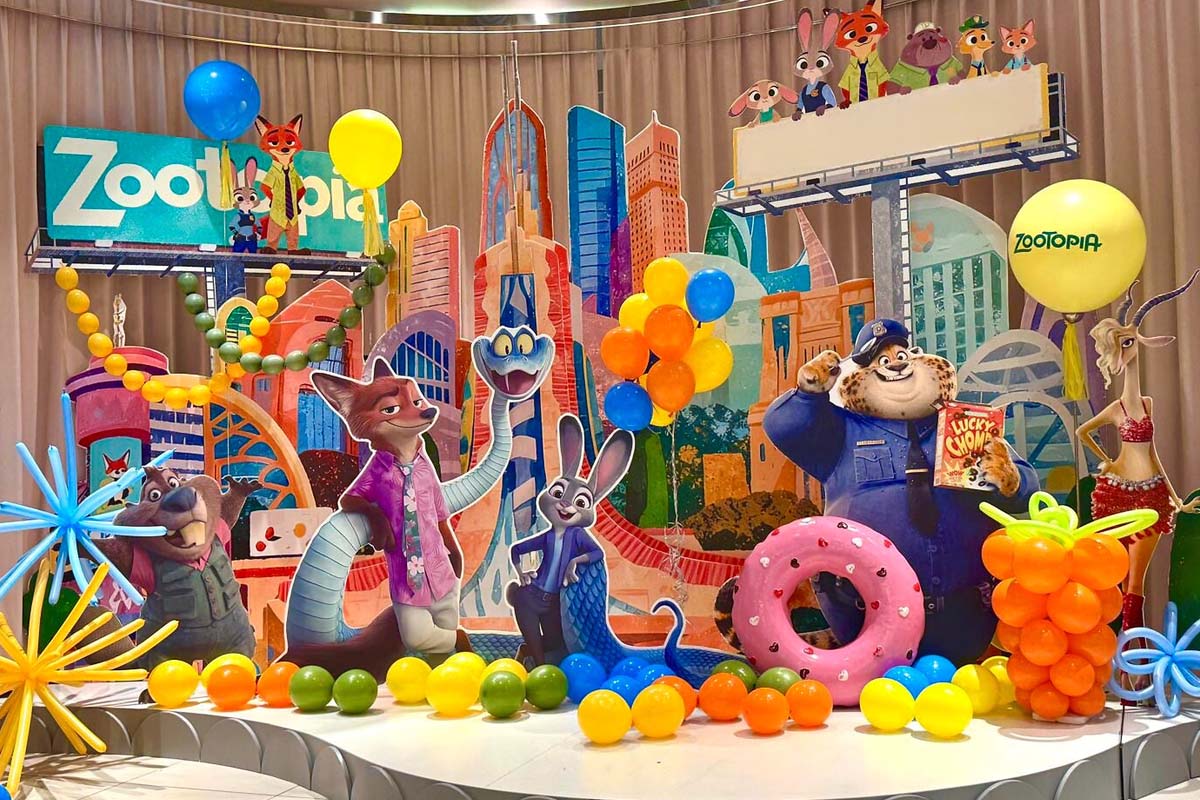 Mẫu backdrop sinh nhật về chủ đề Zootopia với các nhân vật Nick, Judy, Rắn siêu dễ thương