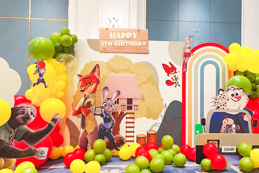 Backdrop sinh nhật chủ đề Nick and Judy (Zootopia) với bóng bay đỏ vàng xanh, nhân vật Nick Wilde, Judy Hopps và các linh vật hoạt hình trang trí