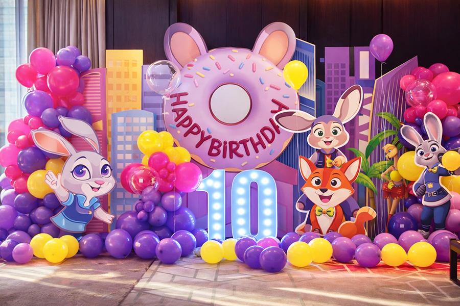 Backdrop sinh nhật Zootopia Nick Judy màu tím với bánh donut Happy Birthday, số 10 đèn LED và trang trí bóng bay 
