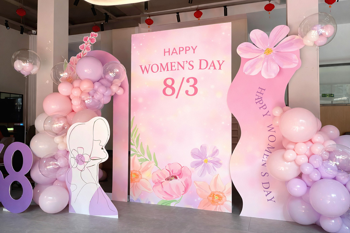 Backdrop trang trí ngày Quốc tế Phụ nữ 8/3 tone hồng pastel kết hợp bóng bay nghệ thuật, mô hình hoa 