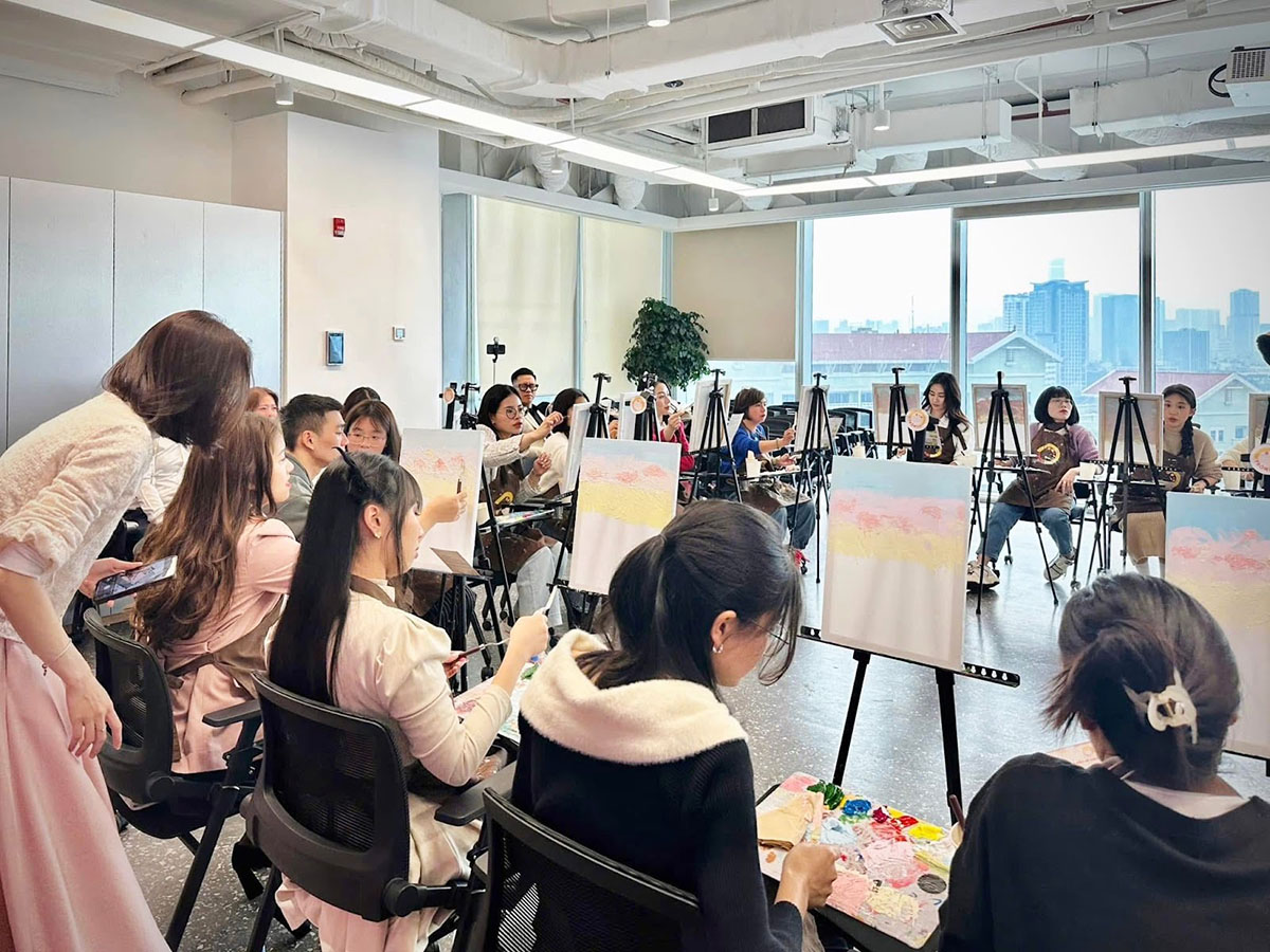 Tổ chức workshop vẽ tranh ngày 8/3 tại văn phòng 