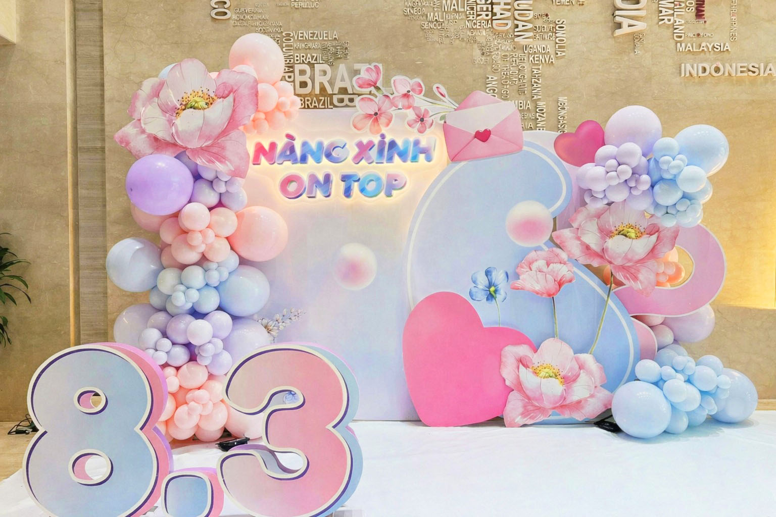 Mẫu backdrop trang trí 8.3 cực xinh dành cho văn phòng công ty 