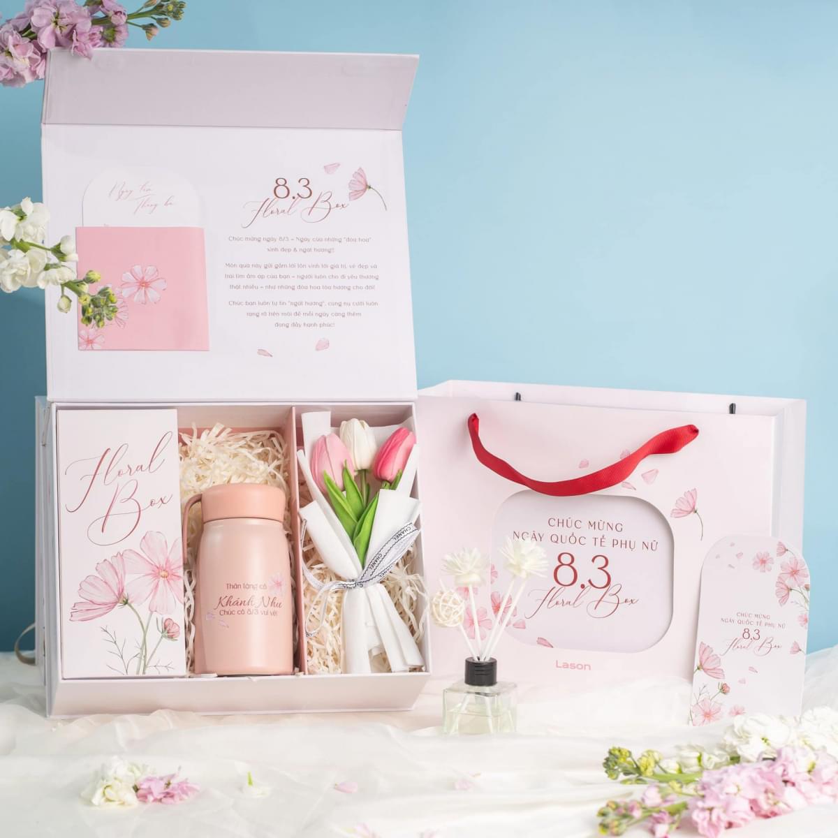 Hộp quà 8/3 tone hồng pastel gồm bình giữ nhiệt in tên, bó hoa tulip, thiệp chúc mừng và túi quà trang trí hoa, set quà tặng Quốc tế Phụ nữ sang trọng.