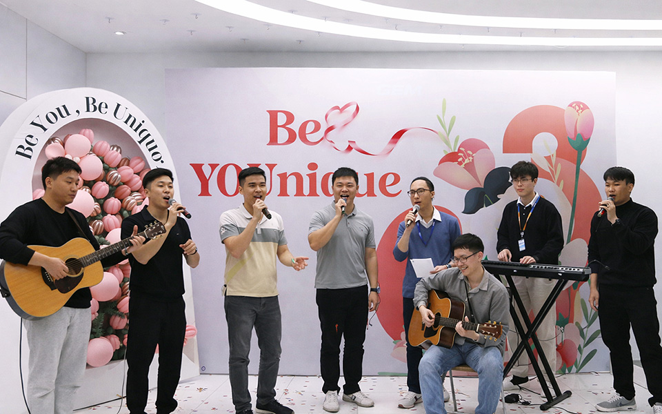 Ý tưởng tổ chức 8/3 văn phòng với chương trình biểu diễn văn nghệ được thực hiện bởi các nhân viên nam của công ty