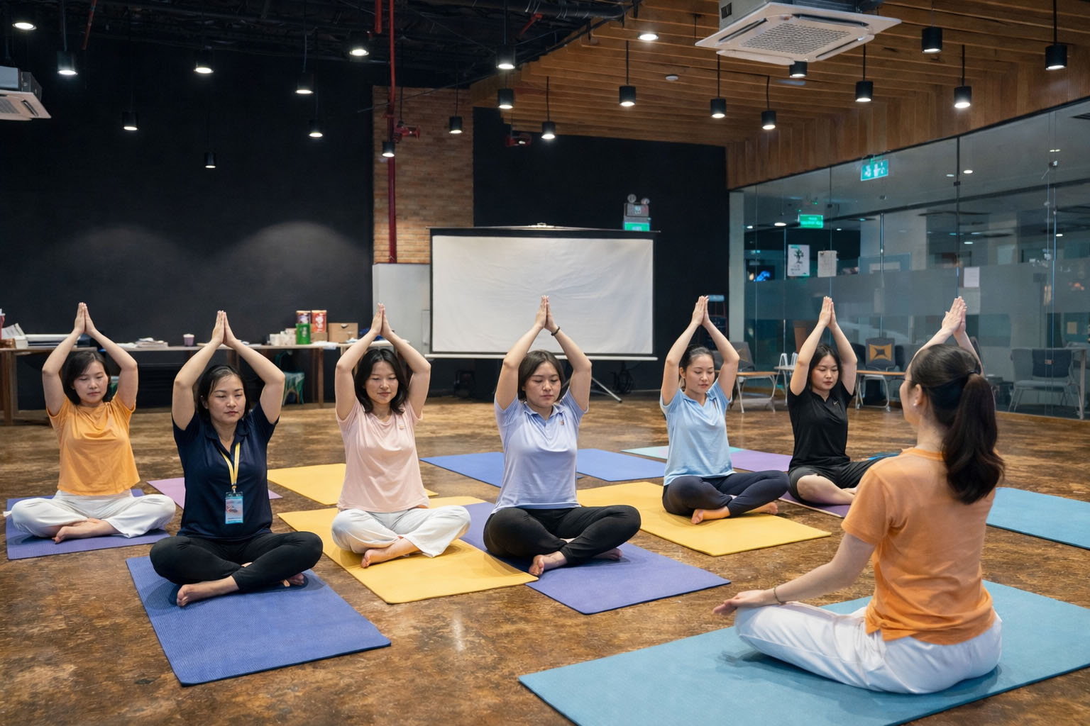 Nhân viên nữ tham gia hoạt động yoga tại văn phòng công ty