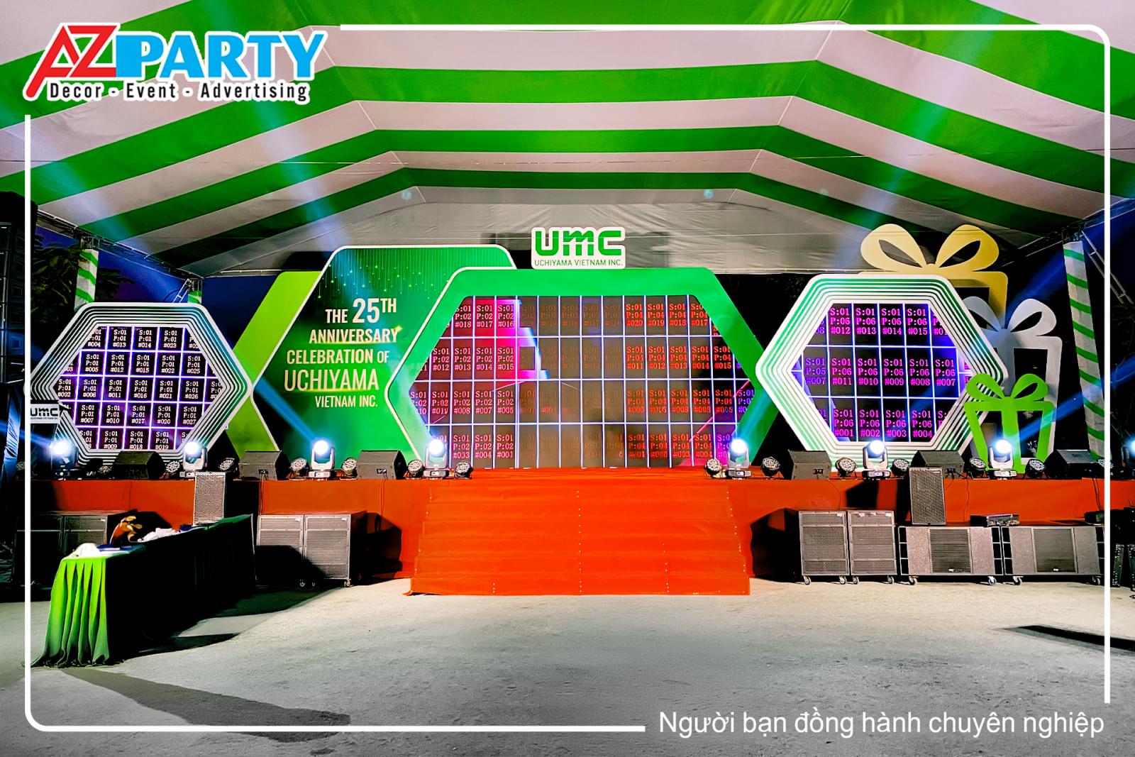 sân khấu lên đèn hoành tráng