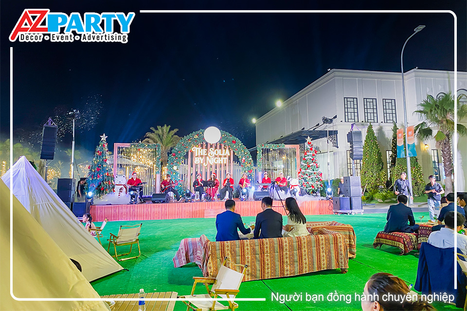 góc chụp toàn cảnh sân khấu sự kiện lung linh tại đêm hội giáng sinh The Solia Long An 