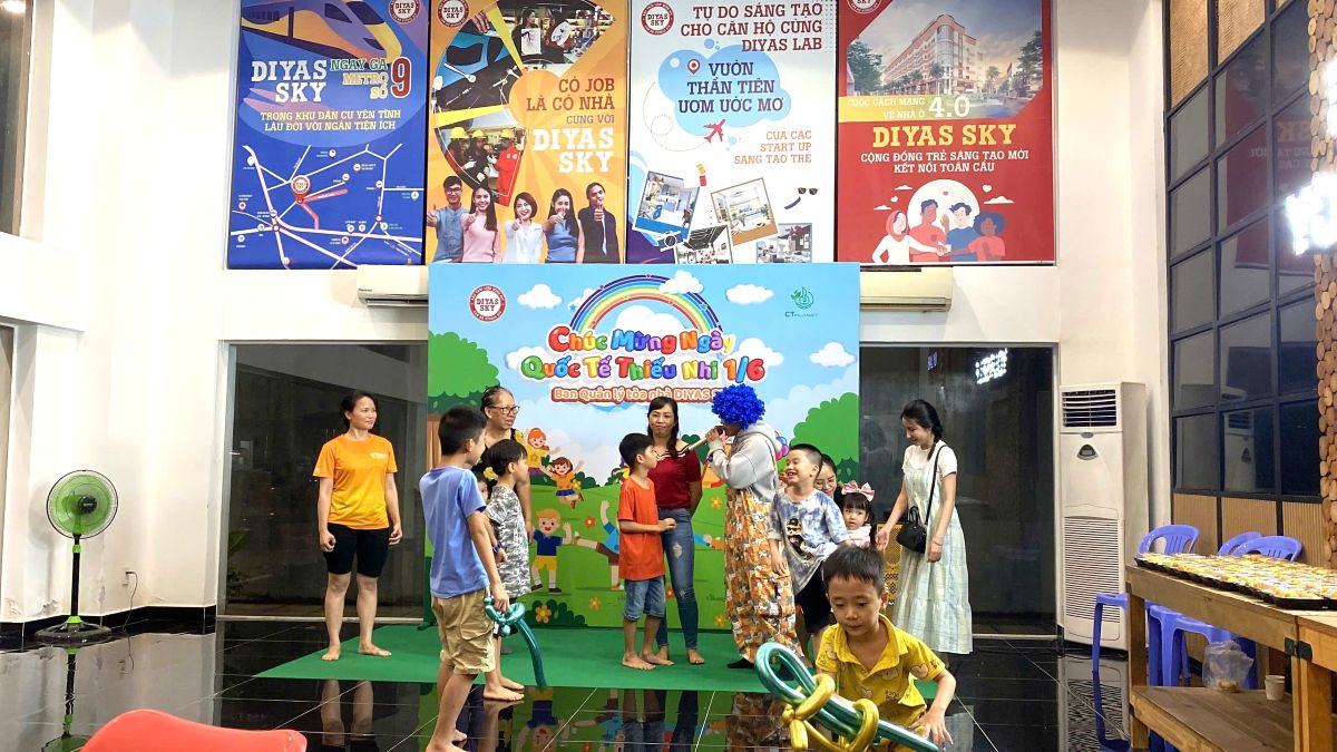 Những nụ cười rạng rỡ của các em nhỏ khi giao lưu với chú hề