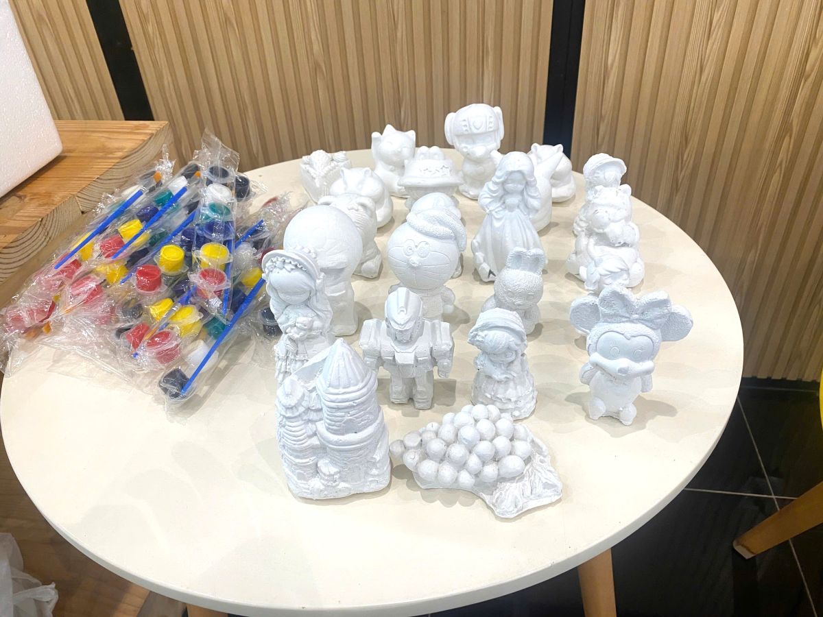 Bộ tượng thạch cao trắng hình nhân vật hoạt hình và bảng màu vẽ thủ công cho bé