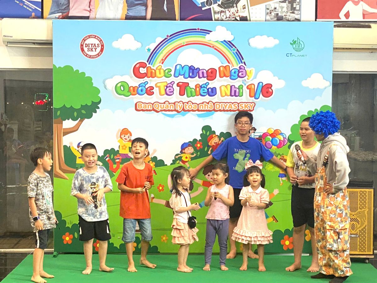 Các em hào hứng chụp ảnh checkin khu vực booth sự kiện