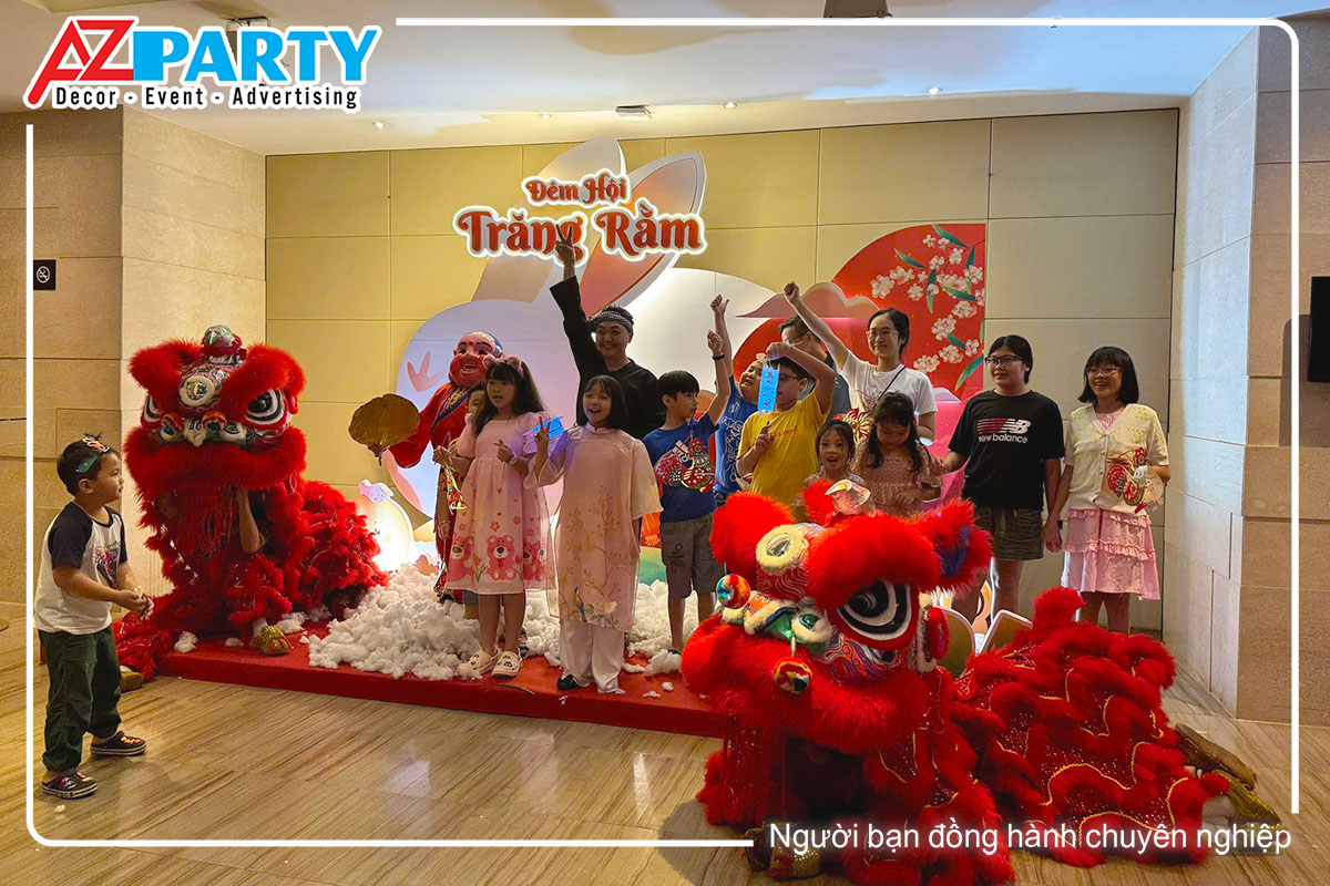 Các bé thiếu nhi chụp hình kỷ niệm