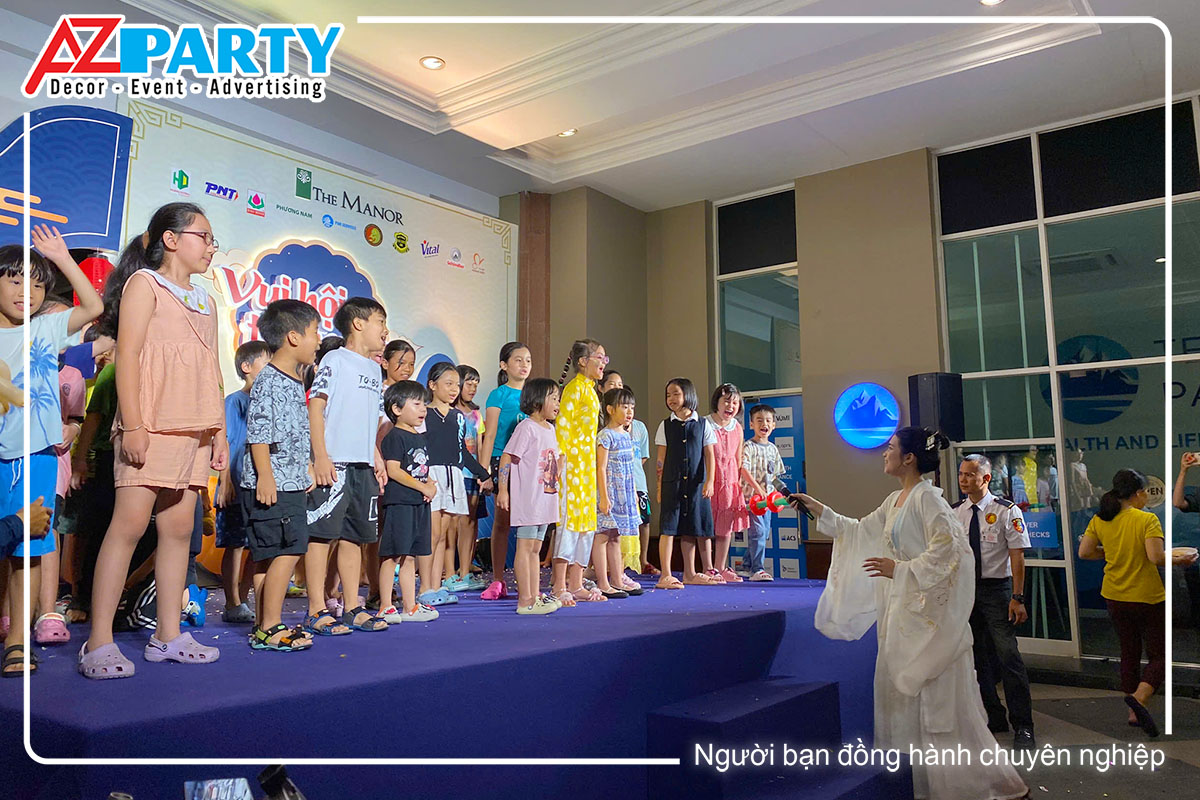 các em thiếu nhi tham tham gia vào hoạt động trên sân khấu